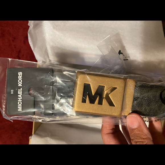104. Michael Kors Men Logo Belt In Signature-Print REVERSIBLE - Picture 5 of 11